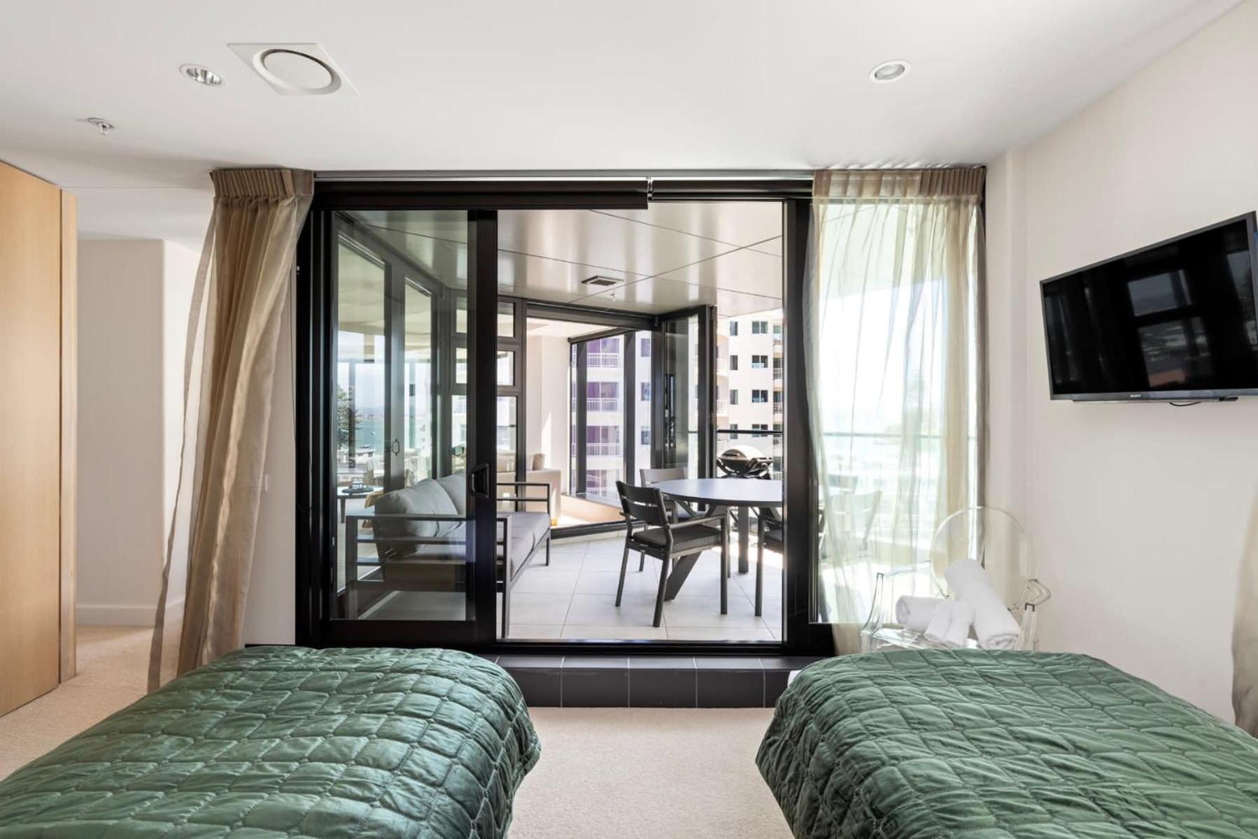 Luxury Ocean & Harbour Views - Heated Pool, Main Beach & Gym Mount Maunganui Eksteriør billede