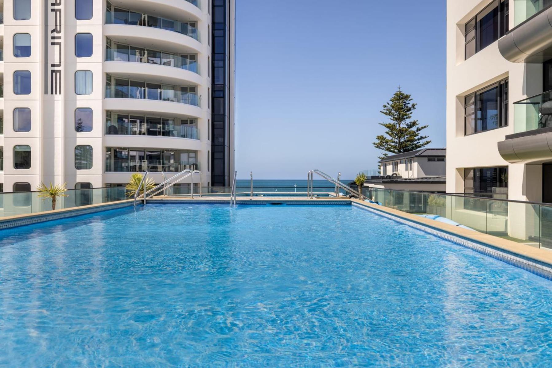 Luxury Ocean & Harbour Views - Heated Pool, Main Beach & Gym Mount Maunganui Eksteriør billede